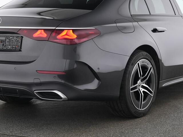 Mercedes-Benz E-KLASSE 300 e AMG Nightpakket Plug-In Hybride | Machiatobeige Int. | Panoramadak | Trekhaak | Rijassistentie Pack | Stuur en Stoelverwarming | Inclusief 24 maanden Mercedes-Benz Certified garantie voor Europa.