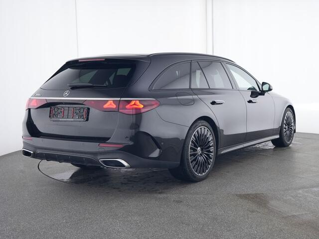 Mercedes-Benz E-estate 300 e AMG Plug-In Hybride | AMG Line | Night Pakket | Trekhaak | 20 Inch AMG Velgen | Verlichte Grill | Stuur en Stoelverwarming | Inclusief 24 maanden MB Certified garantie voor Europa.