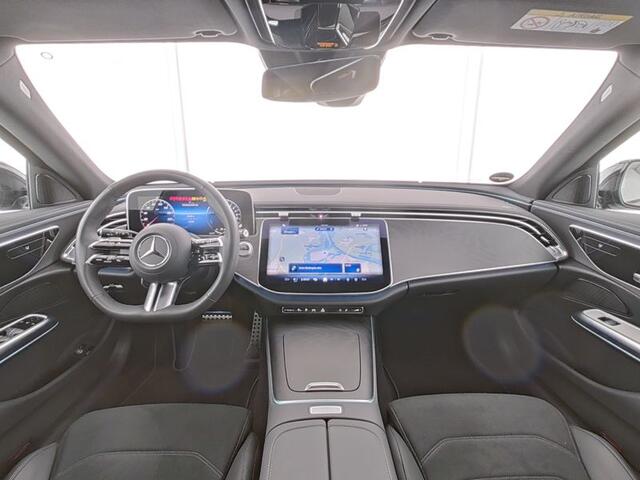Mercedes-Benz E-estate 300 e AMG Plug-In Hybride | AMG Line | Night Pakket | Trekhaak | 20 Inch AMG Velgen | Verlichte Grill | Stuur en Stoelverwarming | Inclusief 24 maanden MB Certified garantie voor Europa.