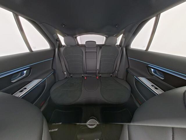 Mercedes-Benz E-estate 300 e AMG Plug-In Hybride | AMG Line | Night Pakket | Trekhaak | 20 Inch AMG Velgen | Verlichte Grill | Stuur en Stoelverwarming | Inclusief 24 maanden MB Certified garantie voor Europa.