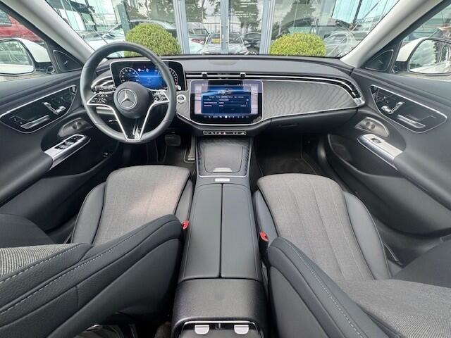 Mercedes-Benz E-estate 300 e Avantgarde l Panoramadak l Burmester l Distronic l Niveauregeling l MBUX l DIGITAL LIGHT l 360 gr Camera l Distronic l Keyless Go l Winterpakket l Apple & Android auto l Memory pakket l Stoelverwarming l