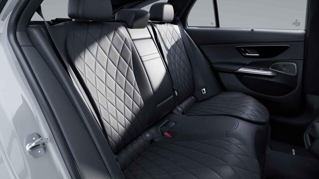 Mercedes-Benz E-estate 300 de AMG Line | Nieuwprijs 104.458 | Leder pakket | Superscreen | Panoramadak | Trekhaak | Night pakket | Winter pakket |