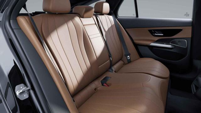 Mercedes-Benz E-estate 300 e Luxury Line | Bruin interieur | Burmester 4D | Trekhaak | Getint glas | Zwarte hemel |