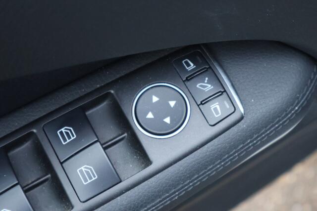 Mercedes-Benz E-estate 200 Ambition Elegance l Airconditoning l Afneembare trekhaak l LED adaptief l Stoelverwarming l Spiegelpakket l Tempomaat l Parkeersensoren l Alarm klasse 3 SCM l Radio Audio 20 APS l