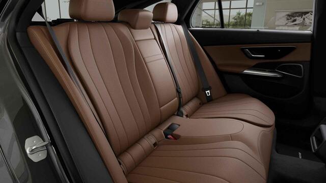 Mercedes-Benz E-estate 300 e AMG Line | Superscreen | Head up display | Panoramadak | Trekhaak | Verlichte grille | Winter pakket |