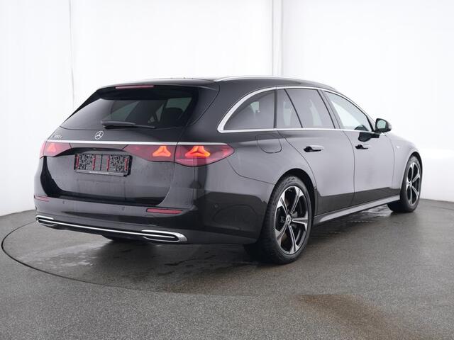 Mercedes-Benz E-estate 300 e AMG Line Adtion Avantgarde | Trekhaak | Head-up-Display | Distronic | Memory Voorstoelen. Inclusief 24 maanden MB Certified garantie voor Europa.