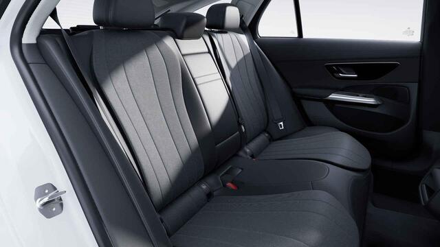 Mercedes-Benz E-estate 300 e Luxury Line | Achteruitrijcamera | Winter Pakket | 19" lichtmetalen velgen | Apple Carplay |