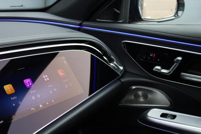 Mercedes-Benz E-estate 300 e AMG Line | Hyperscreen | Distronic+ | Burmester | Panoramadak | Digital Light | Surround Camera | HUD | 3D-Display | Verwarmd Stuurwiel | Keyless-Go |