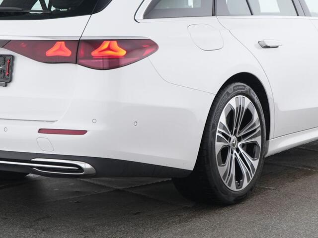 Mercedes-Benz E-estate 300 e AMG Plug-In Hybride Trekhaak | Rijassistentiepakket plus | Parkeerpakket met 360°-camera | Distronic | Sfeerverlichting. Inclusief 24 maanden MB Certified garantie voor Europa.