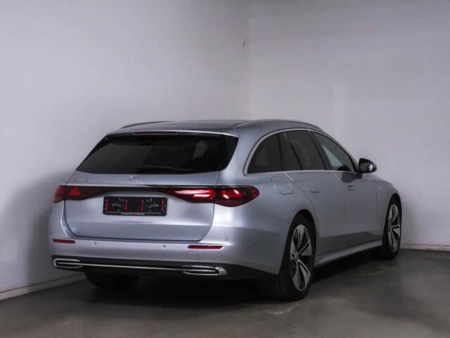 Mercedes-Benz E-estate 300 e Plug-In Hybride Panorama Schuif-Kanteldak | Trekhaak | Distronic | Achteruitrijcamera | Zwarte Hemel. Inclusief 24 maanden MB Certified garantie voor Europa.