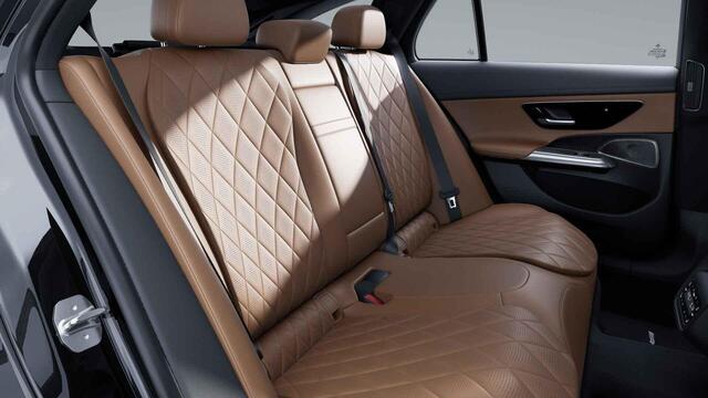 Mercedes-Benz E-estate 300 e AMG Line | Night | Multispaaks velgen | Hyperscreen | Luchtvering | Panoramadak | Trekhaak |