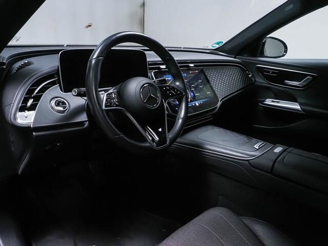 Mercedes-Benz E-estate 300 e Plug-In Hybride Distronic | Verlichte Grill | AC en DC Lader | Zwarte Hemel | Keyless-Go. Inclusief 24 maanden MB Certified garantie voor Europa.
