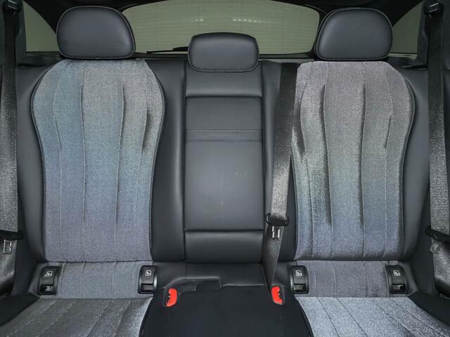 Mercedes-Benz E-estate 300 e Plug-In Hybride Distronic | Verlichte Grill | AC en DC Lader | Zwarte Hemel | Keyless-Go. Inclusief 24 maanden MB Certified garantie voor Europa.