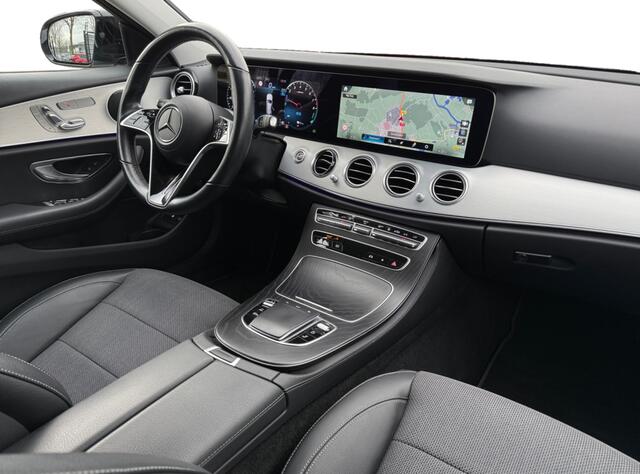 Mercedes-Benz E-estate 300 e AMG I Trekhaak I Widescreen I Half-Leder | Adaptive cruise control | Elektrisch uitklapbare trekhaak | Elektrisch verstelbare stoelen met geheugen