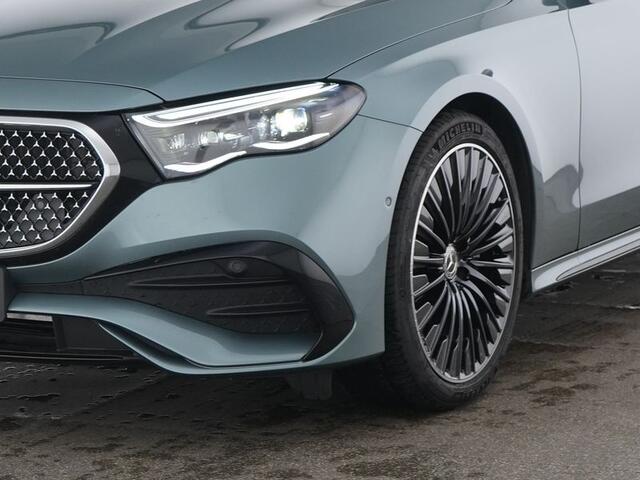Mercedes-Benz E-estate 300 e AMG Plug-In Hybride AMG Line | Night Pakket | Rijassistentiepakket plus | MBUX Superscreen | Panorama Schuif-Kanteldak | 20 Inch AMG velgen. Inclusief 24 maanden Mercedes-Benz Certified garantie voor Europa.