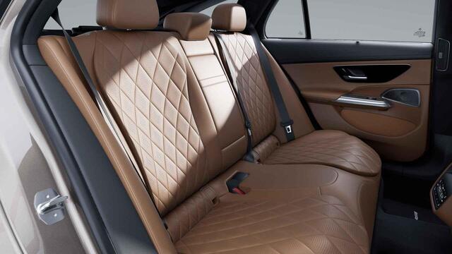 Mercedes-Benz E-estate 300 e Business Solution AMG | Massage | Premium plus | Superscreen | Luchtvering | Burmester | Memory | Trekhaak |