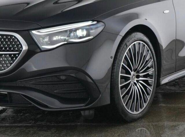 Mercedes-Benz E-estate 300 e Edition AMG Line l Airmatic l Panoramadak l 360 gr Camera l Distronic l MBUX l Burmester 4D l Winterpakket l Digital Light l Weklapbare Trekhaak l Keyless GO l Smartphone integratie l HUD l Stoelverwarming l Augmented Reality l Memory pakket l Sfeer