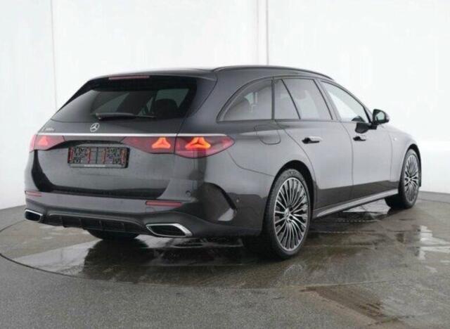 Mercedes-Benz E-estate 300 e Edition AMG Line l Airmatic l Panoramadak l 360 gr Camera l Distronic l MBUX l Burmester 4D l Winterpakket l Digital Light l Weklapbare Trekhaak l Keyless GO l Smartphone integratie l HUD l Stoelverwarming l Augmented Reality l Memory pakket l Sfeer