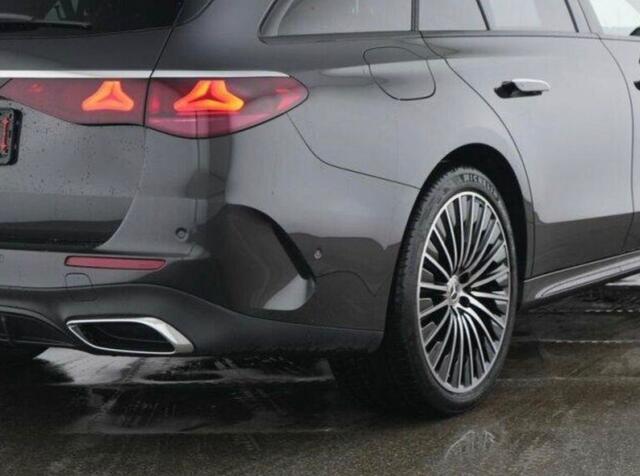 Mercedes-Benz E-estate 300 e Edition AMG Line l Airmatic l Panoramadak l 360 gr Camera l Distronic l MBUX l Burmester 4D l Winterpakket l Digital Light l Weklapbare Trekhaak l Keyless GO l Smartphone integratie l HUD l Stoelverwarming l Augmented Reality l Memory pakket l Sfeer