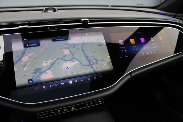 Mercedes-Benz E-estate 300 e AMG Line | Hyperscreen | Luchtvering | Distronic+ | Trekhaak | Burmester | HUD | Verwarmd Stuurwiel | Panoramadak | Digital Light | Achterbank Verwarmd |