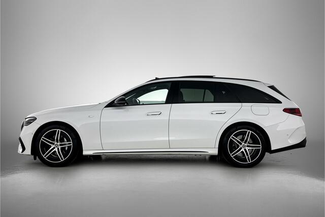 Mercedes-Benz E-estate 300 e AMG Plug-In Hybride AMG | Night Pakket | Panorama Schuif-Kanteldak | MBUX Superscreen | Trekhaak | Stuur en Stoelverwarming. Inclusief 24 maanden Mercedes-Benz Certified garantie voor Europa.