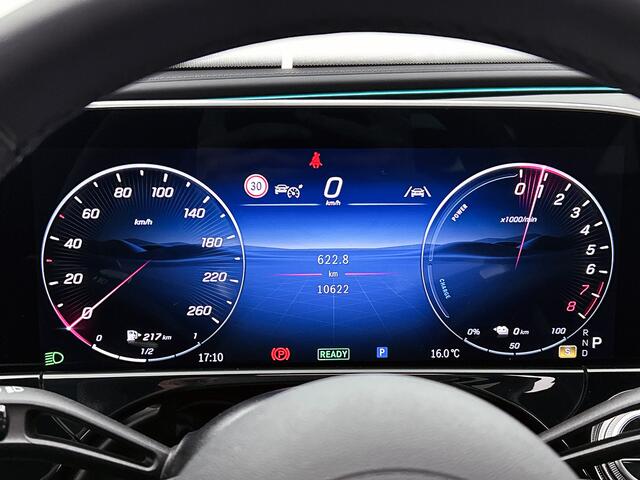 Mercedes-Benz E-estate 300 e AMG Plug-In Hybride AMG | Night Pakket | Panorama Schuif-Kanteldak | MBUX Superscreen | Trekhaak | Stuur en Stoelverwarming. Inclusief 24 maanden Mercedes-Benz Certified garantie voor Europa.