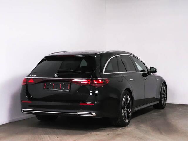 Mercedes-Benz E-estate 300 e Plug-In Hybride Ledkoplampen | Memory Voorstoelen | Distronic | Digital Licht | Apple CarPlay | Zwarte Hemel | Parkeerpakket met 360°-camera. Inclusief 24 maanden MB Certified garantie voor Europa.