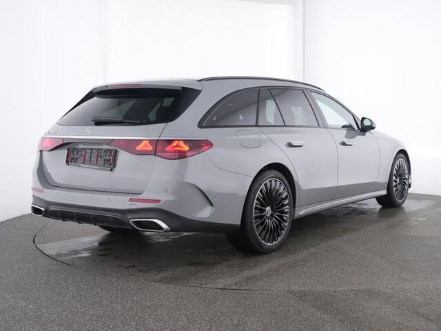 Mercedes-Benz E-estate 300 e AMG Plug-In Hybride Luchtvering | AMG Line Night Pakket | Trekhaak | 20 Inch AMG Velgen | Parkeerpakket met 360°-camera. Inclusief 24 maanden MB Certified garantie voor Europa.