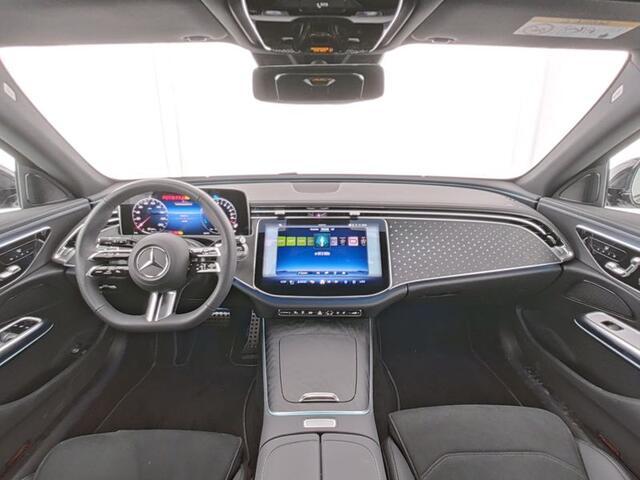 Mercedes-Benz E-estate 300 e AMG Plug-In Hybride Luchtvering | AMG Line Night Pakket | Trekhaak | 20 Inch AMG Velgen | Parkeerpakket met 360°-camera. Inclusief 24 maanden MB Certified garantie voor Europa.