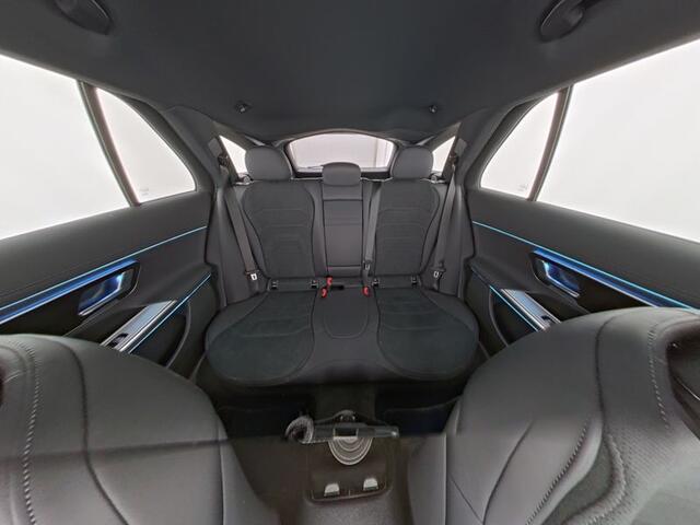 Mercedes-Benz E-estate 300 e AMG Plug-In Hybride Luchtvering | AMG Line Night Pakket | Trekhaak | 20 Inch AMG Velgen | Parkeerpakket met 360°-camera. Inclusief 24 maanden MB Certified garantie voor Europa.