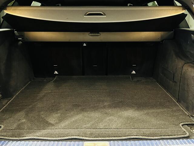 Mercedes-Benz E-estate 200 AMG // Trekhaak // Leder // 360 Camera // Nightpakket // Sfeerverlichting // Keyless Entry // Alarm 3 // Dode hoek Assistent // Zwarte hemel