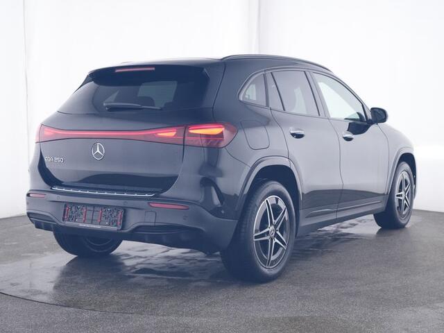 Mercedes-Benz EQA 250 AMG Line 67 kWh | AMG Line Advanced Plus | Night Pakket | Panorama Schuif-Kanteldak | Memory Voorstoelen | Stoel en Stuurverwarming | Inclusief 24 maanden MB Certified garantie voor Europa.