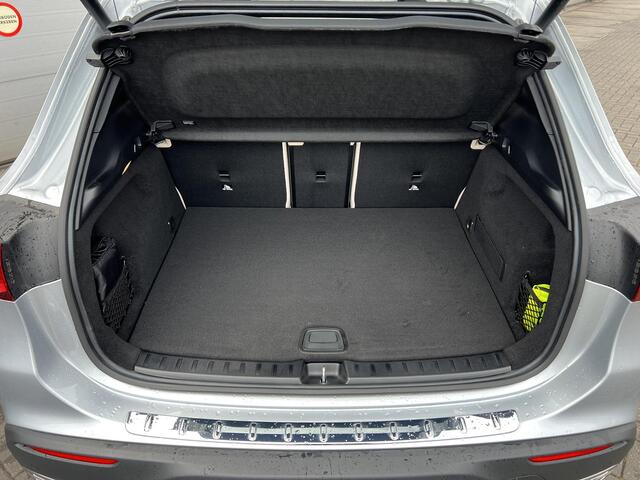 Mercedes-Benz EQA 250+ Luxury LIMITED | Beige Interieur | Panoramadak | 360° Camera | Elektrisch Verstelbare Stoelen + Memory | Donkergetint Glas Achter | Dodehoekassistent | Apple CarPlay | Android Auto | Stoelverwarming | Sfeerverlichting | Parkeersensoren | 17% bijtelli