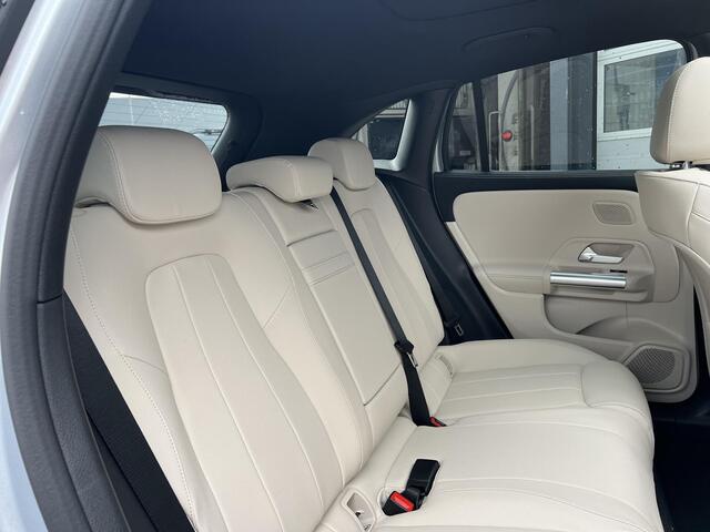 Mercedes-Benz EQA 250+ Luxury LIMITED | Beige Interieur | Panoramadak | 360° Camera | Elektrisch Verstelbare Stoelen + Memory | Donkergetint Glas Achter | Dodehoekassistent | Apple CarPlay | Android Auto | Stoelverwarming | Sfeerverlichting | Parkeersensoren | 17% bijtelli