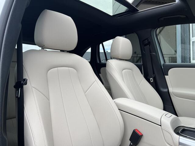 Mercedes-Benz EQA 250+ Luxury LIMITED | Beige Interieur | Panoramadak | 360° Camera | Elektrisch Verstelbare Stoelen + Memory | Donkergetint Glas Achter | Dodehoekassistent | Apple CarPlay | Android Auto | Stoelverwarming | Sfeerverlichting | Parkeersensoren | 17% bijtelli