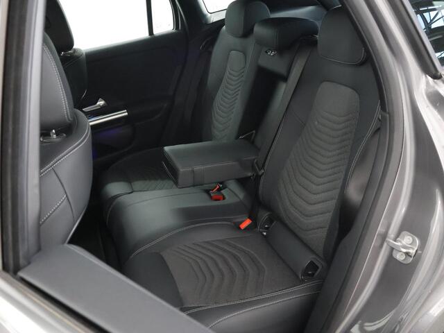 Mercedes-Benz EQA 250+ Luxury Line 71 kWh | Winter pakket | Dodehoek assistent | Apple carplay | Sfeer verlichting | Stoelverwarming | Achteruitrijcamera | Dakreling | Widescreen |