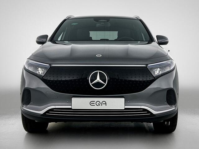 Mercedes-Benz EQA 250+ Business Solution Luxury 71 kWh | Panoramaschuifdak in glas | Winter pakket | Dodehoekassistent | Parkeerpakket met achteruitrijcamera | Spiegelpakket | Extra USB-poorten | EASY PACK achterklep | Comfortstoelen voor |