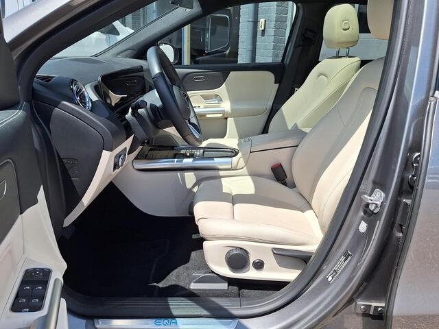 Mercedes-Benz EQA 250+ Luxury Line | Beige Interieur | Panoramadak | Trekhaak | Privacy Glas Achter | Sierdelen Lindehout Zwart | Dodehoekassistent | Apple CarPlay | Android Auto | Sfeerverlichting | Stoelverwarming | Elektrisch Inklapbare Buitenspiegels | Showmodel