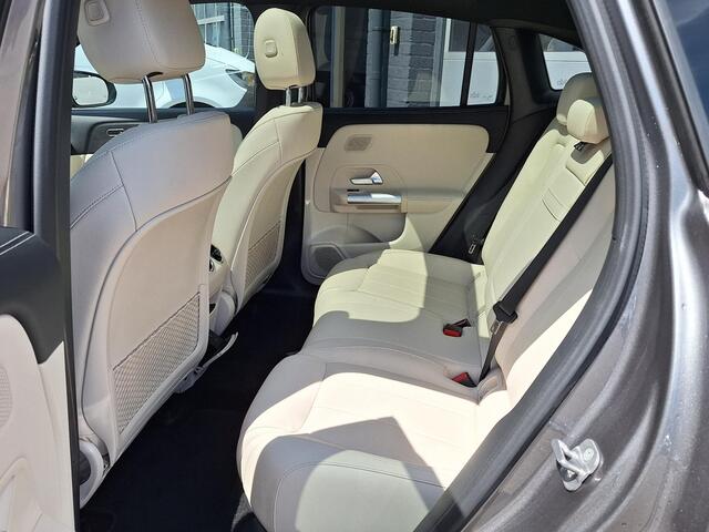 Mercedes-Benz EQA 250+ Luxury Line | Beige Interieur | Panoramadak | Trekhaak | Privacy Glas Achter | Sierdelen Lindehout Zwart | Dodehoekassistent | Apple CarPlay | Android Auto | Sfeerverlichting | Stoelverwarming | Elektrisch Inklapbare Buitenspiegels | Showmodel