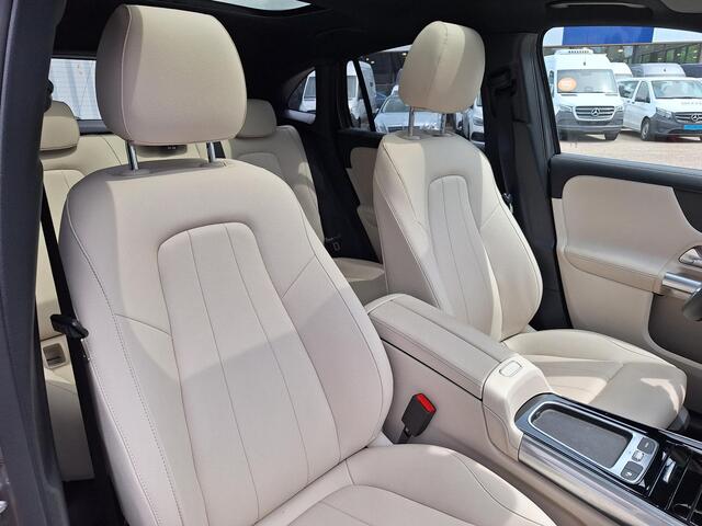 Mercedes-Benz EQA 250+ Luxury Line | Beige Interieur | Panoramadak | Trekhaak | Privacy Glas Achter | Sierdelen Lindehout Zwart | Dodehoekassistent | Apple CarPlay | Android Auto | Sfeerverlichting | Stoelverwarming | Elektrisch Inklapbare Buitenspiegels | Showmodel