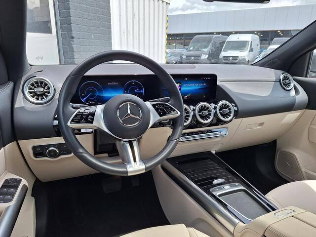 Mercedes-Benz EQA 250+ Luxury Line | Beige Interieur | Panoramadak | Trekhaak | Privacy Glas Achter | Sierdelen Lindehout Zwart | Dodehoekassistent | Apple CarPlay | Android Auto | Sfeerverlichting | Stoelverwarming | Elektrisch Inklapbare Buitenspiegels | Showmodel