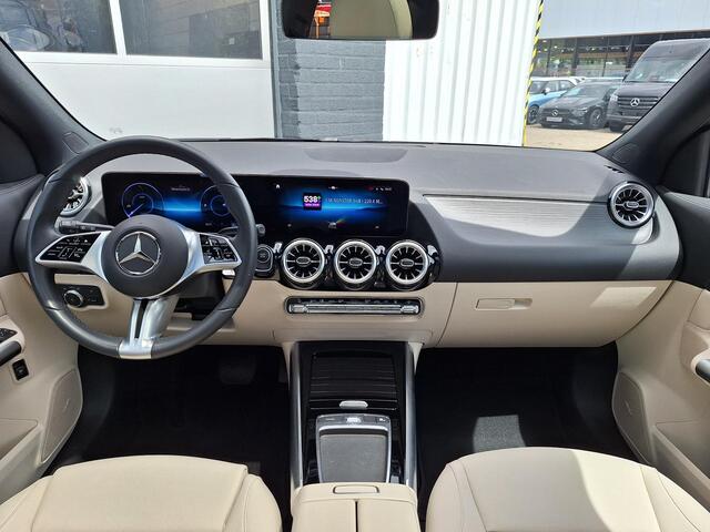Mercedes-Benz EQA 250+ Luxury Line | Beige Interieur | Panoramadak | Trekhaak | Privacy Glas Achter | Sierdelen Lindehout Zwart | Dodehoekassistent | Apple CarPlay | Android Auto | Sfeerverlichting | Stoelverwarming | Elektrisch Inklapbare Buitenspiegels | Showmodel