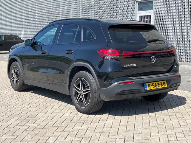 Mercedes-Benz EQA 250 Business Solution AMG 67 kWh / Navigatie / Pano / Alcantara / Parkeer sensoren V+A / Camera /