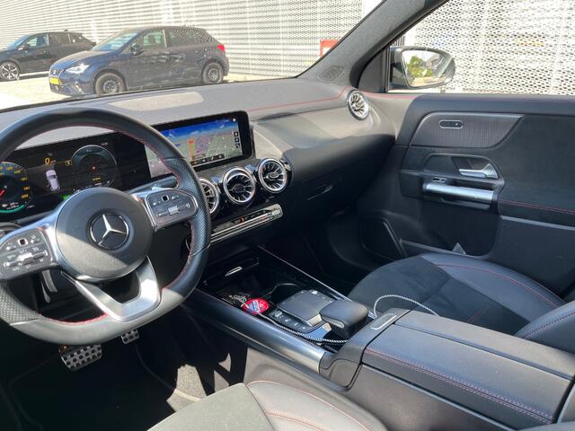 Mercedes-Benz EQA 250 Business Solution AMG 67 kWh / Navigatie / Pano / Alcantara / Parkeer sensoren V+A / Camera /
