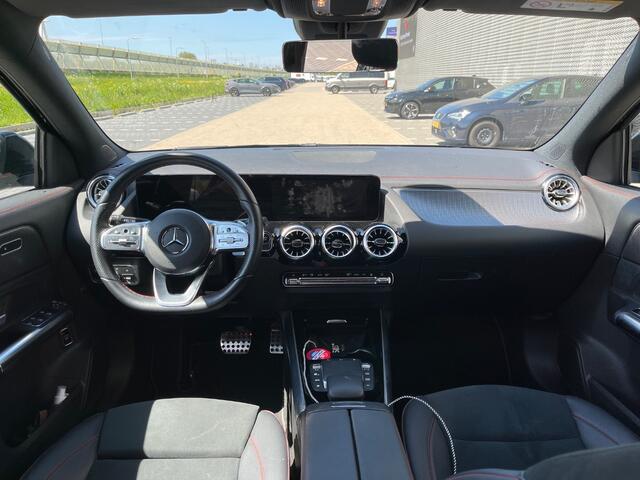 Mercedes-Benz EQA 250 Business Solution AMG 67 kWh / Navigatie / Pano / Alcantara / Parkeer sensoren V+A / Camera /