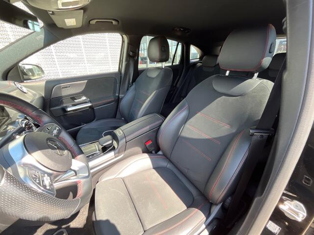 Mercedes-Benz EQA 250 Business Solution AMG 67 kWh / Navigatie / Pano / Alcantara / Parkeer sensoren V+A / Camera /