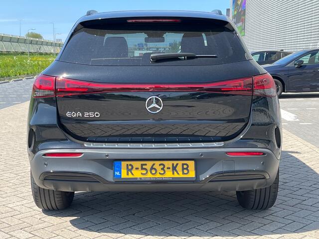 Mercedes-Benz EQA 250 Business Solution AMG 67 kWh / Navigatie / Pano / Alcantara / Parkeer sensoren V+A / Camera /