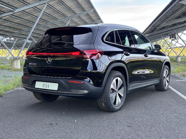 Mercedes-Benz EQA 250+ Business Solution 71 kWh | Panoramadak | Dodehoekassistent | Parkeercamera | Sfeerverlichting | Apple carplay |