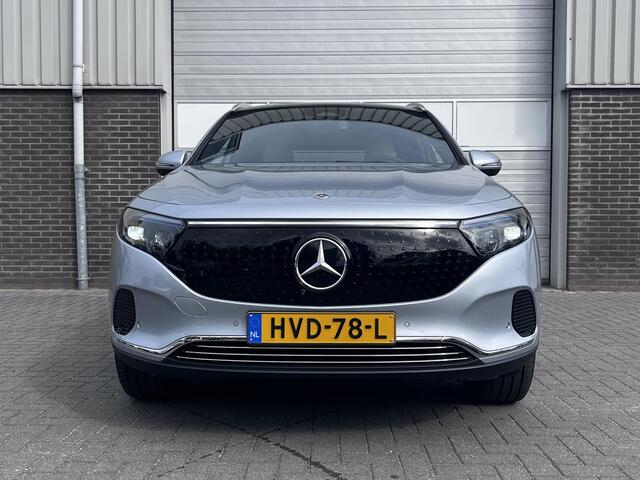 Mercedes-Benz EQA 250+ Luxury Line | Panoramadak | Trekhaak | Beige Interieur | Elektrisch Verstelbare Stoelen + Memory | 360° Camera | Donkergetint Glas Achter | Dodehoekassistent | Apple CarPlay | Android Auto | Stoelverwarming | Sfeerverlichting | Parkeersensoren