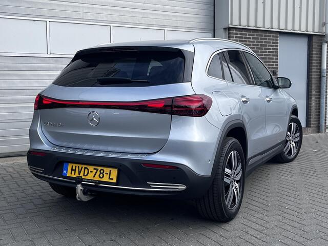 Mercedes-Benz EQA 250+ Luxury Line | Panoramadak | Trekhaak | Beige Interieur | Elektrisch Verstelbare Stoelen + Memory | 360° Camera | Donkergetint Glas Achter | Dodehoekassistent | Apple CarPlay | Android Auto | Stoelverwarming | Sfeerverlichting | Parkeersensoren